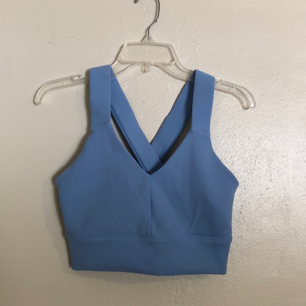 ALO yoga emulate sports bra size Large